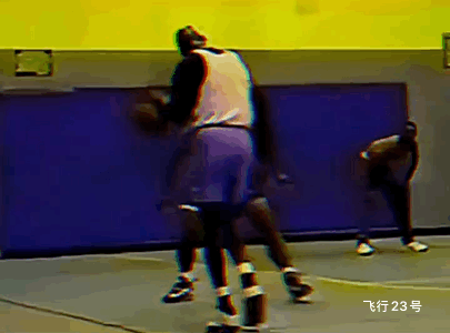 乔丹跟詹姆斯打业余比赛！
图1:乔丹可不怕一群光膀子的，左右变向过人，直接突破篮