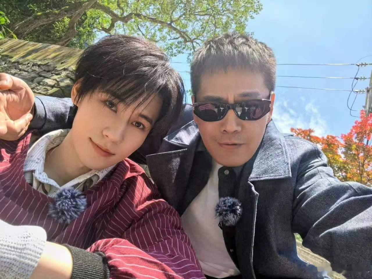 邵兵晒和时团西游合影 兵哥这波合影按番位发也太严谨了吧，丁程鑫、刘耀文、张真源、