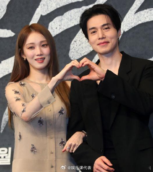 李栋旭李圣经比心 14日，李栋旭、李圣经亮相JTBC新剧《善良的男子汉》发布会，