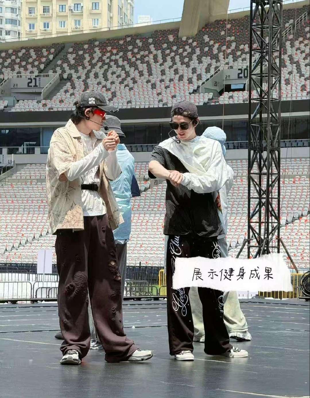 刘耀文给宋亚轩展示健身成果宋亚轩刘耀文又在聊天 宋亚轩刘耀文又在聊天~ 