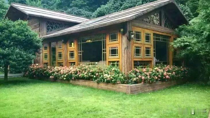 宝妈讲故事
在绿油油的森林里，住着一群爱笑的小动物。小兔子蹦蹦跳跳，遇到大树掉下