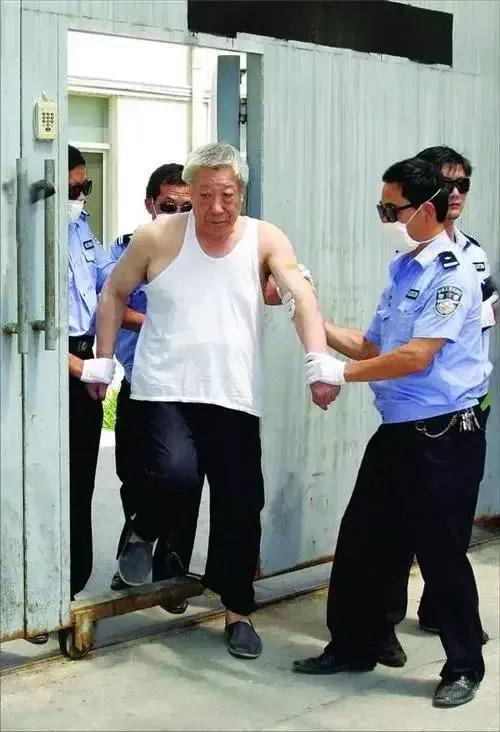 2009年，吴天喜被押出看守所，即将被押赴刑场执行死刑。
 
当日的他身披重镣、