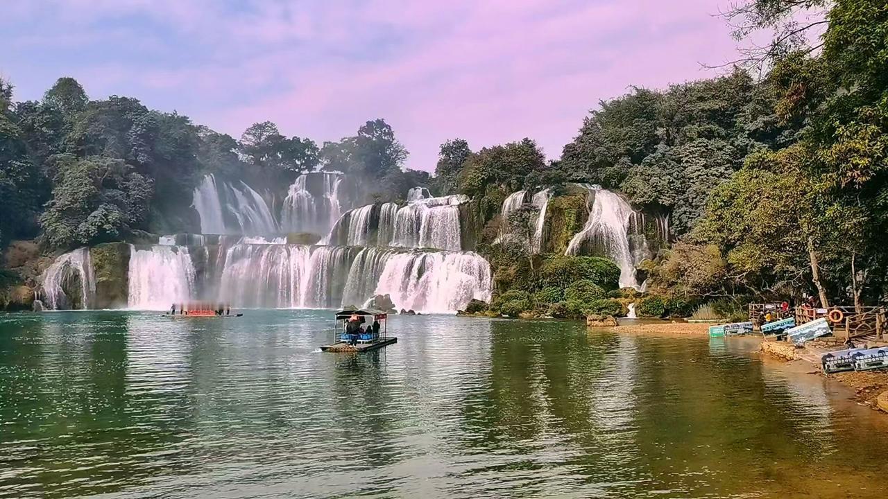 💦流水从山的褶皱里奔涌而下，把森林的绿和云的柔都揉进了波光里。
⛰️青山抱着瀑