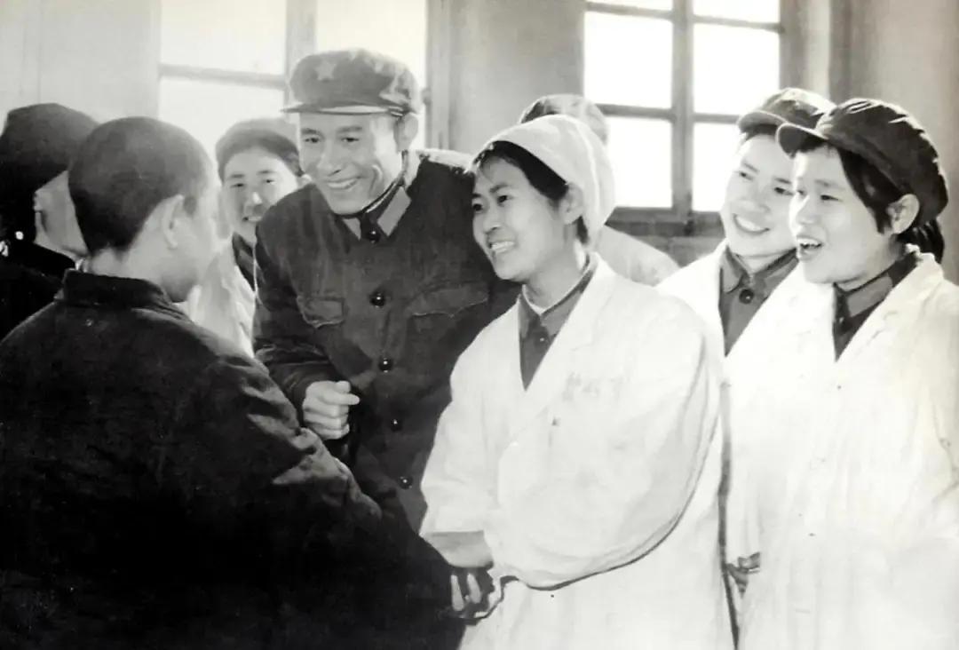 上世纪80年代，驻康定基层部队医院的一个小护士黄晓兰即将转业，按照有关程序：“她