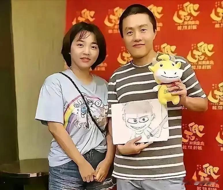 原来，导演饺子的老婆，长这样啊！
饺子的老婆李梦琳是一位海归高材生，毕业于中央美