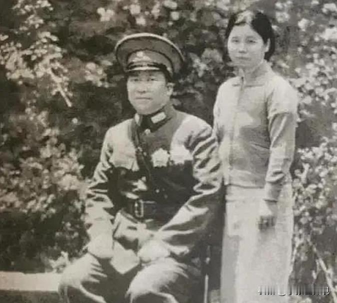 1947年2月8日，重庆杨家山监狱，凌晨的铁门被一脚踹开，几名狱卒冲进牢房，按住