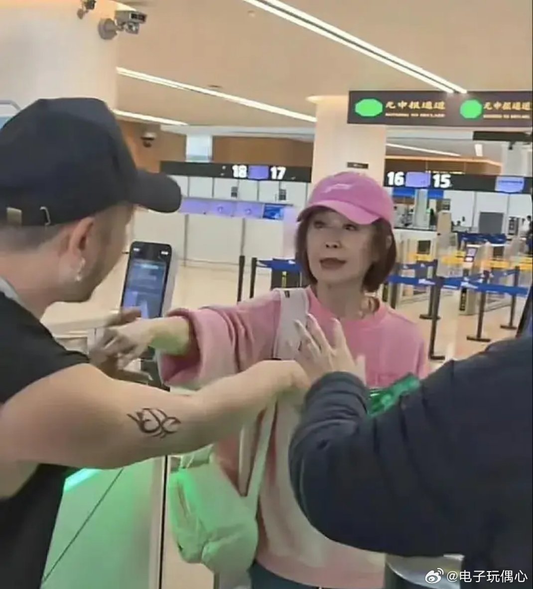 81岁潘迎紫状态绝了！成都机场粉色穿搭减龄，跳起来飞吻像小姑娘 