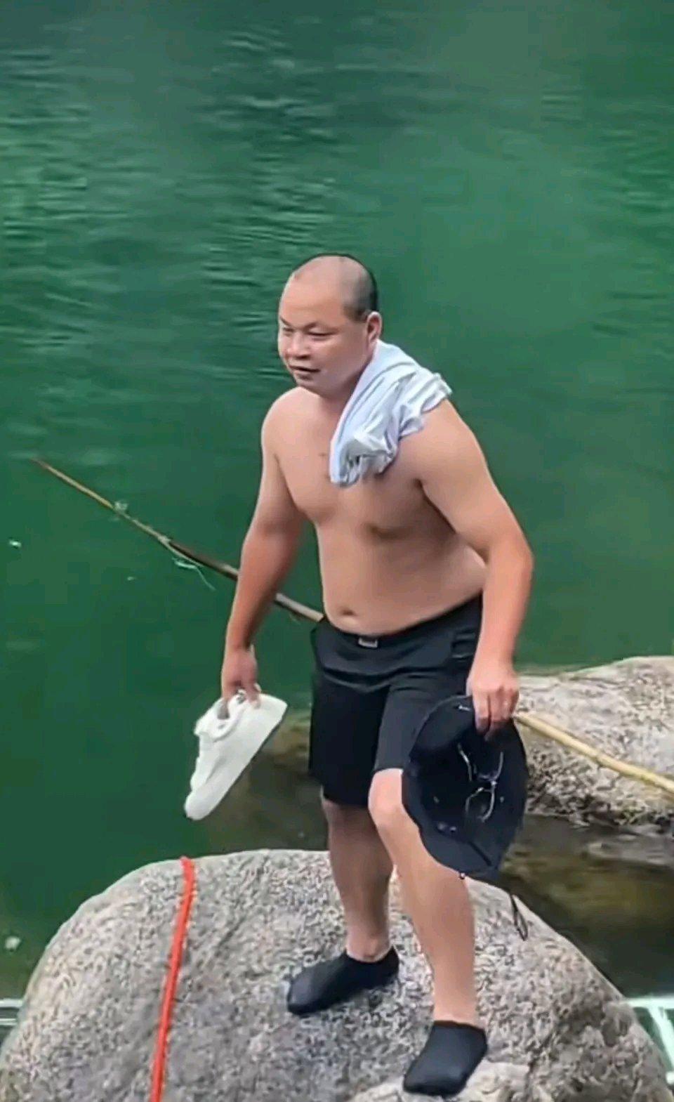 广东大哥叶进球太牛了！5月28日，他和朋友去清远观音山水潭游玩，听到有人喊“有人