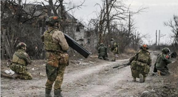 “解放”了顿涅茨克等地的多个村庄，
乌军在红军城被围，多次突围未果，
俄罗斯为何