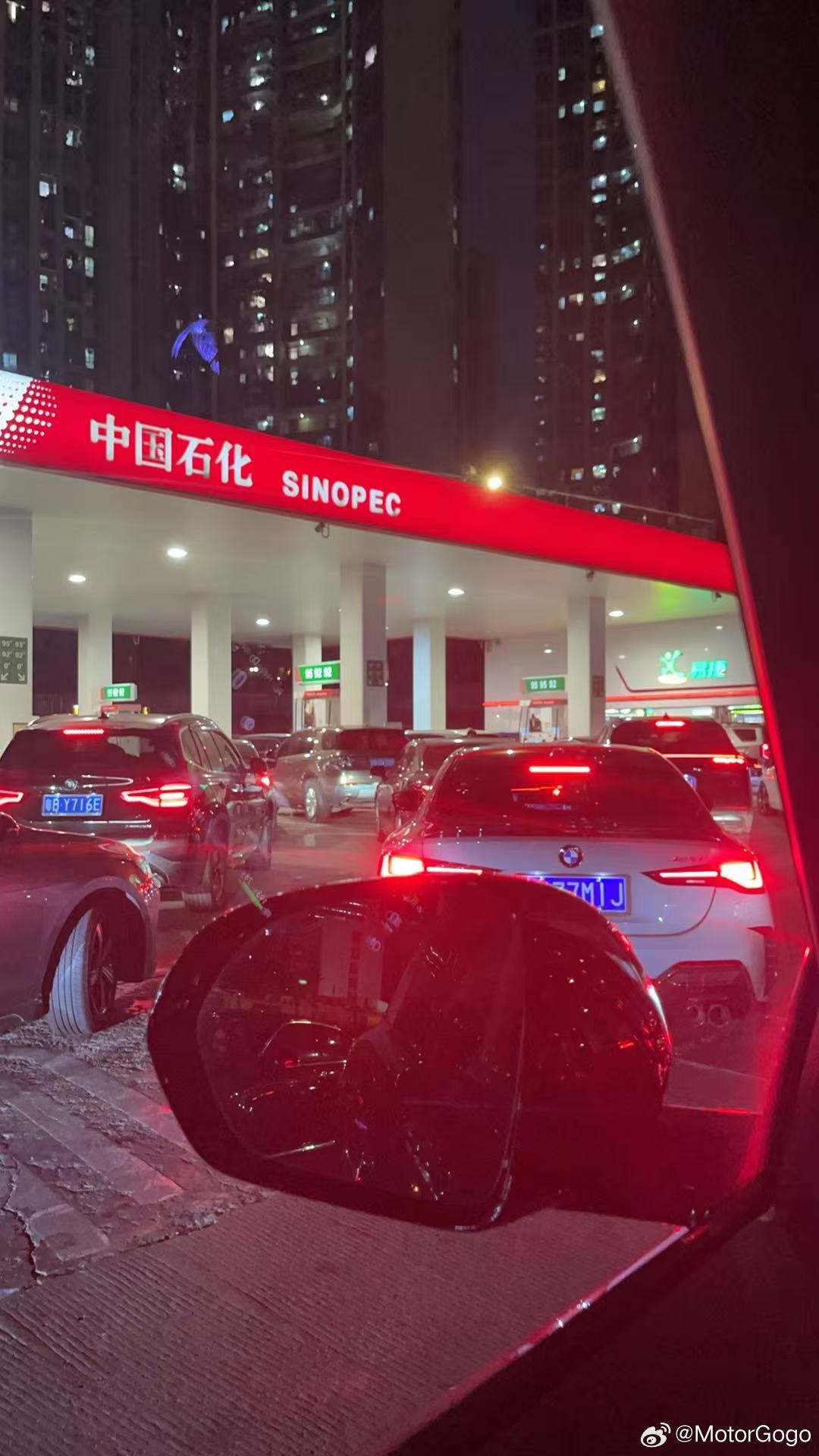 据说今晚95油涨价到9.2元？？邻居们都跑去加油了，最近的一个加油站这个情况，真