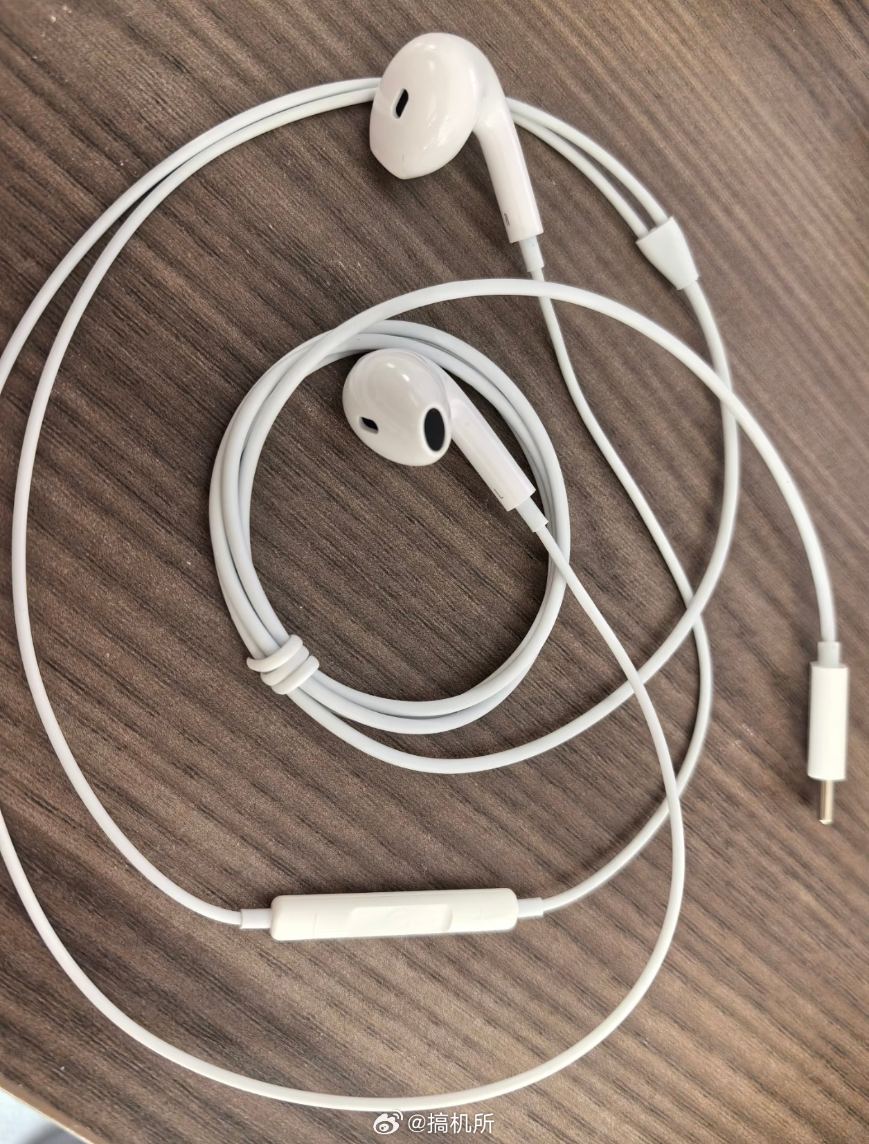 有线耳机穿搭火了有线耳机，除了有线这点，其他全是优点，平常出去玩我也是带有线耳机