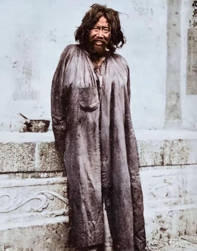 1937年，如果不是他当年假扮乞丐，冒着枪林弹雨，日夜奔走1400公里，将50毫