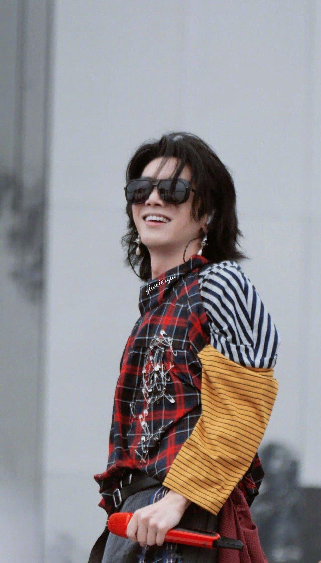 华晨宇 金牌调解员 谁被华晨宇的临场反应圈粉了！乐园场现场稍显混乱，他立刻在ta