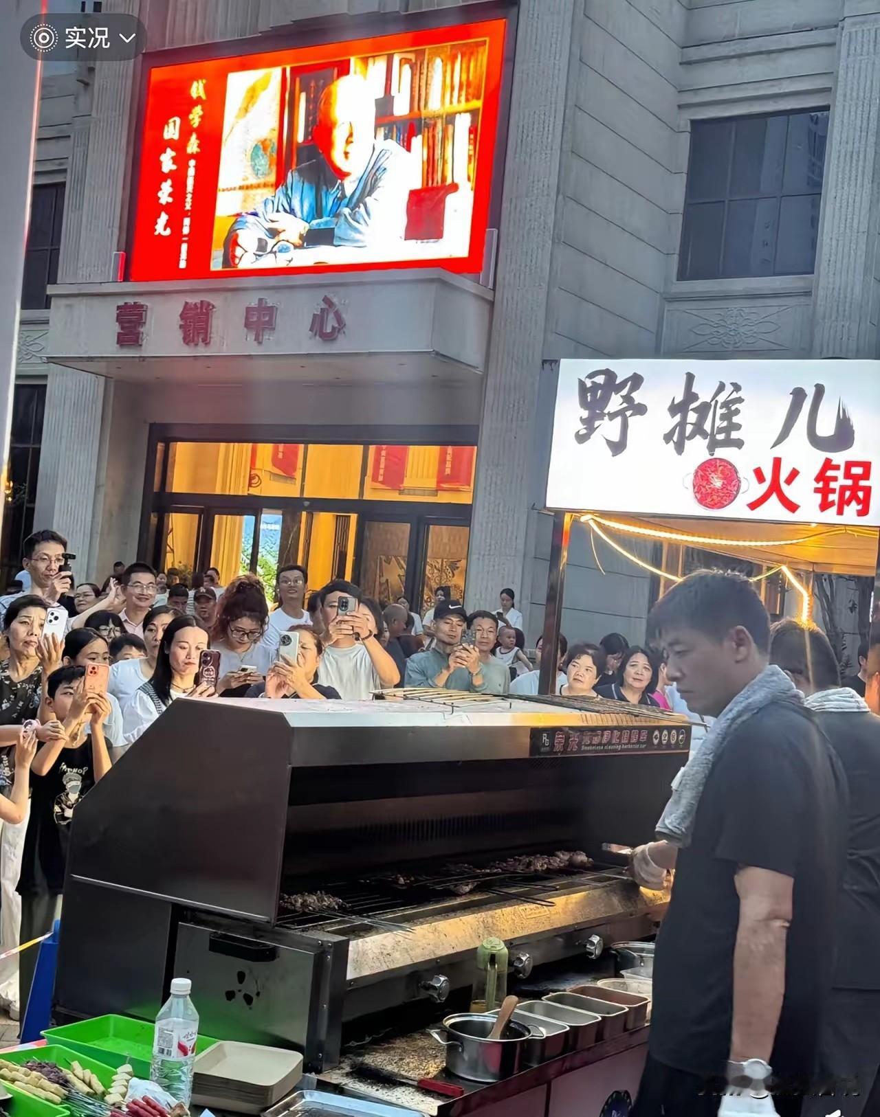 平顶山长得像张雪峰的网红陈杰真的跟别的网红不一样！

在热度最高的时候，他没有签
