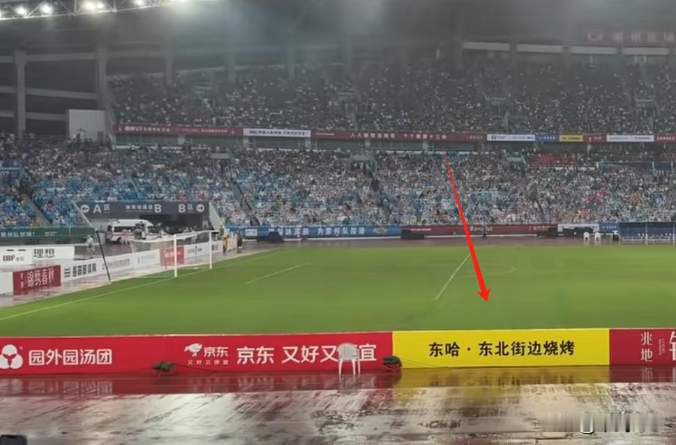 一个烧烤店赞助了苏超
跟京东平起平坐

烧烤店是2023年赞助的
只要10万
现