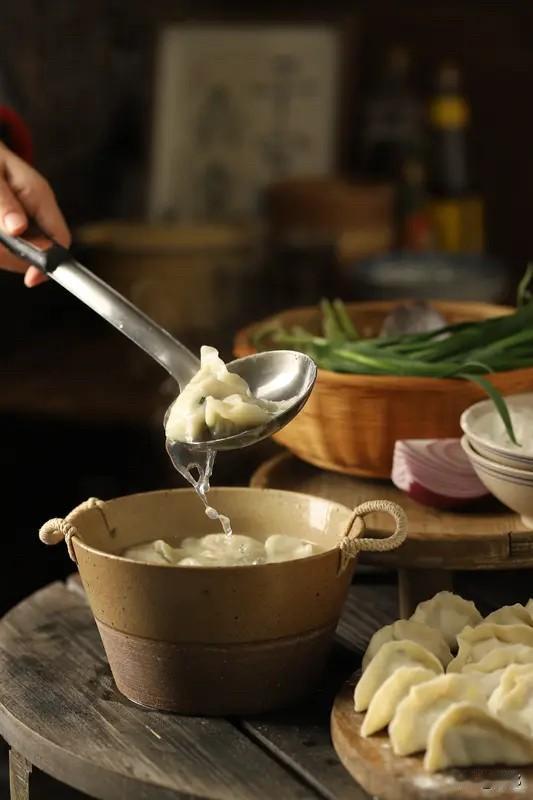 山东过大年，那氛围简直绝了！就说年三十，一家人早早围坐一起包饺子，这饺子形状、馅