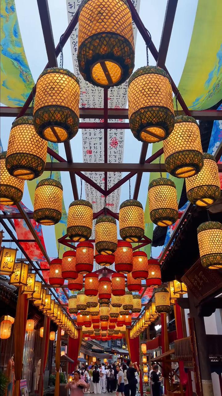 璃城夜景火爆开启。
《莫离》拍摄地：象山影视城。