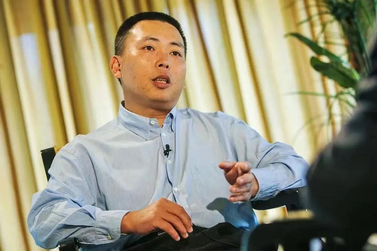 每次看到段永平的故事，我都觉得这是写给成年人的童话。他告诉你，真的有人可以为了爱