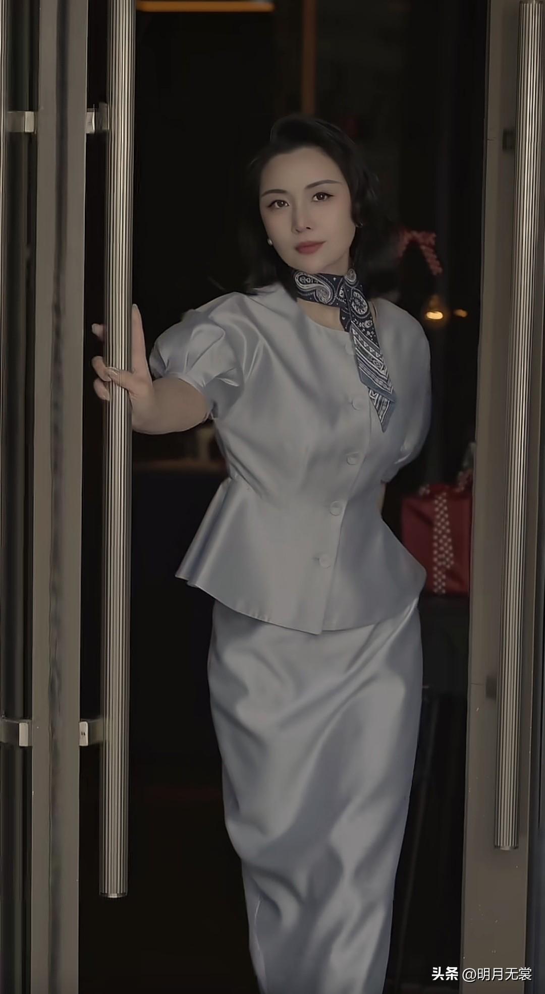 复古风穿搭指南：优雅蓝裙搭配丝巾，尽显中年女性摩登气质！