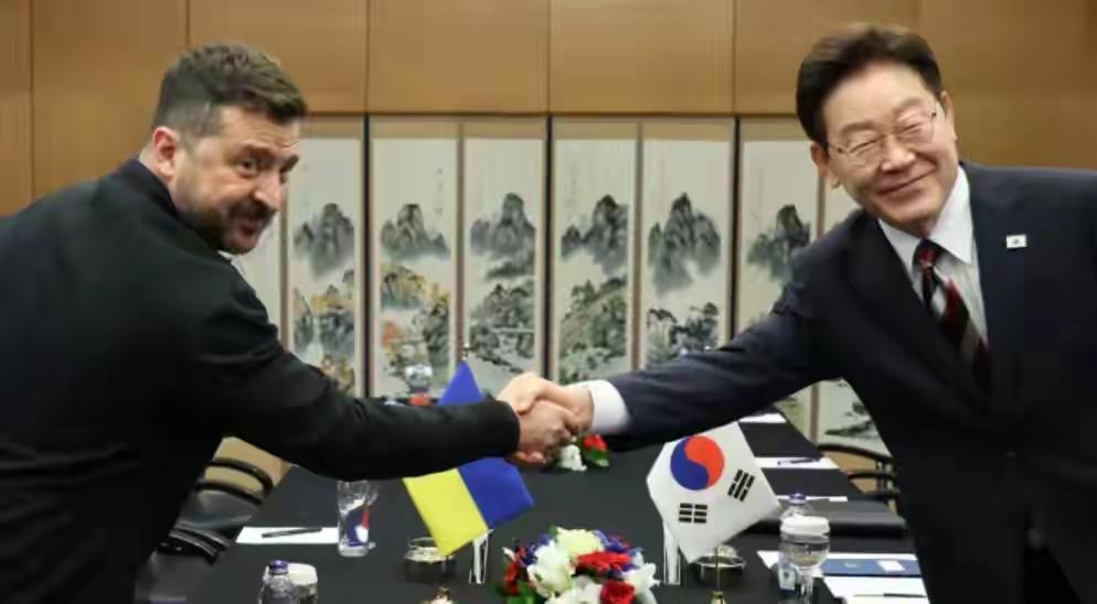 前脚韩国宣布计划向乌克兰提供约1亿美元的资金援助，后脚韩国总统李在明抵达蒙古国，