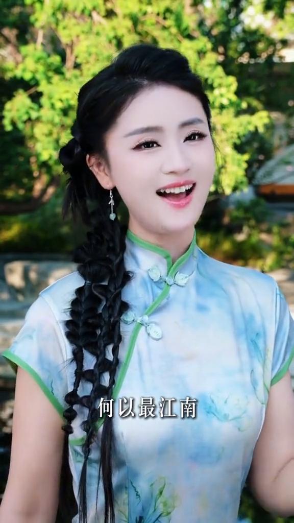 《何以最江南》。
词：安华，曲：陈鹏杰，唱：黄艳。
何以最江南，韵味美如诗。风月