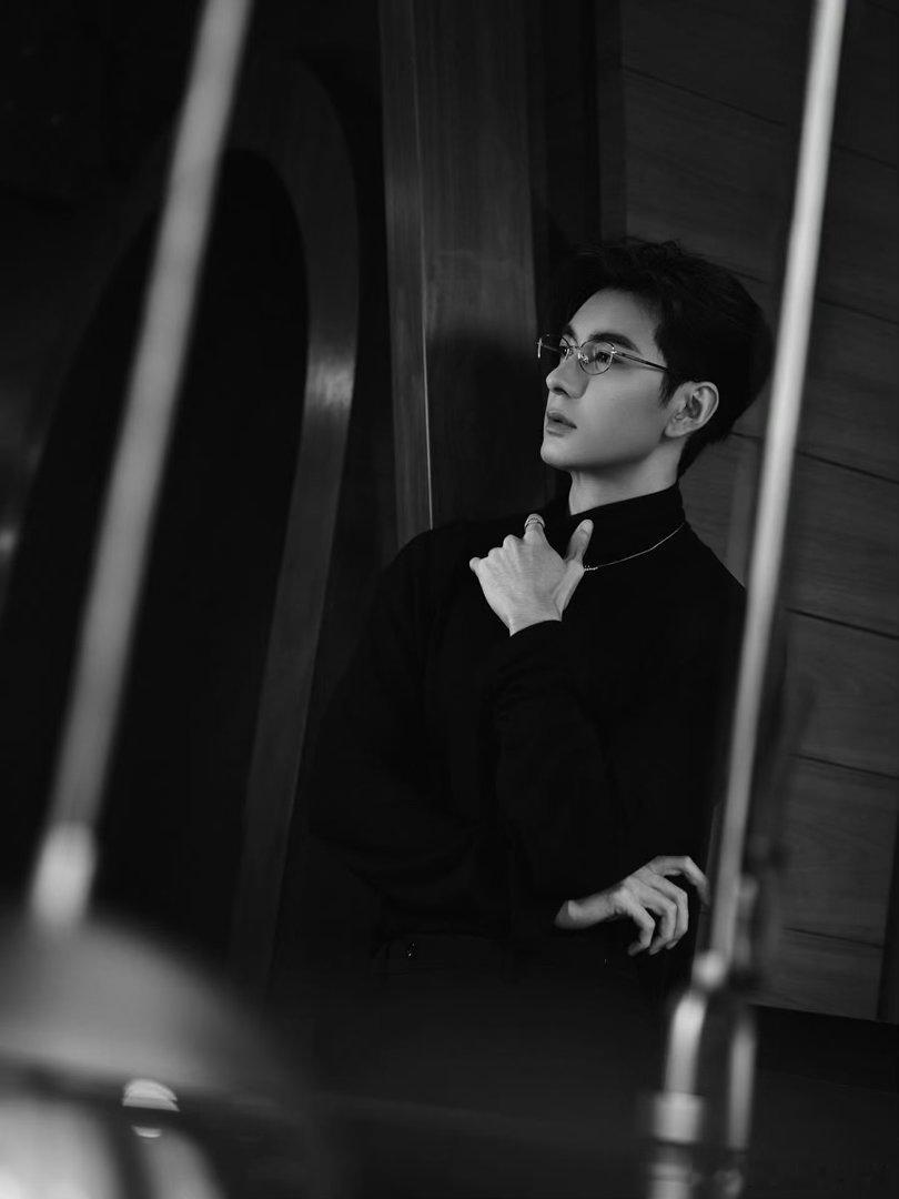 陈星旭斯文表皮下的阴湿疯批陈星旭就这个阴湿腹黑感对味儿 谁被他的背头眼镜戳中？斯