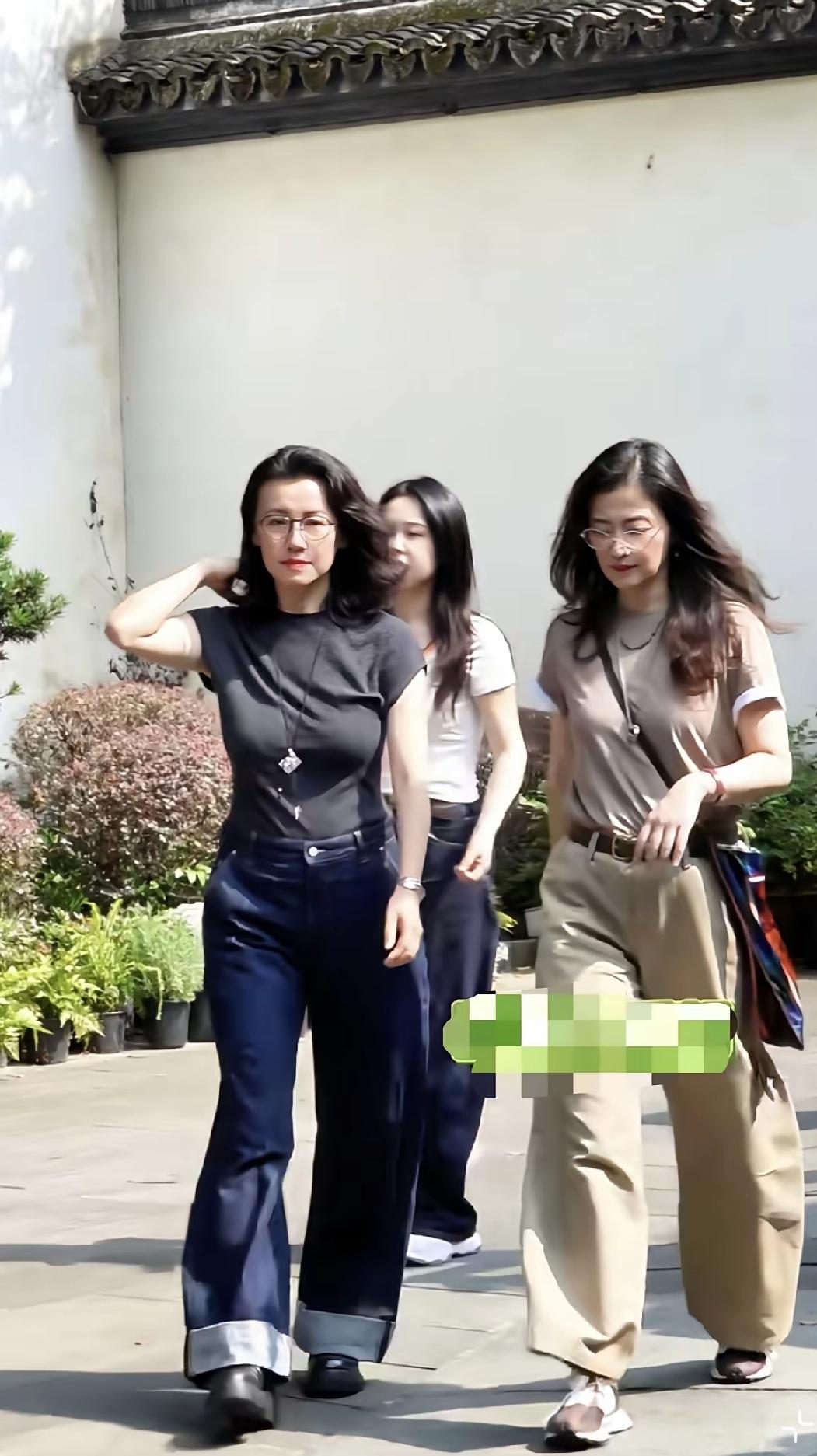 作者加速成长计划乌镇戏剧节偶遇梅婷、刘琳！[比心][震惊]
很少见她俩戴上眼镜，