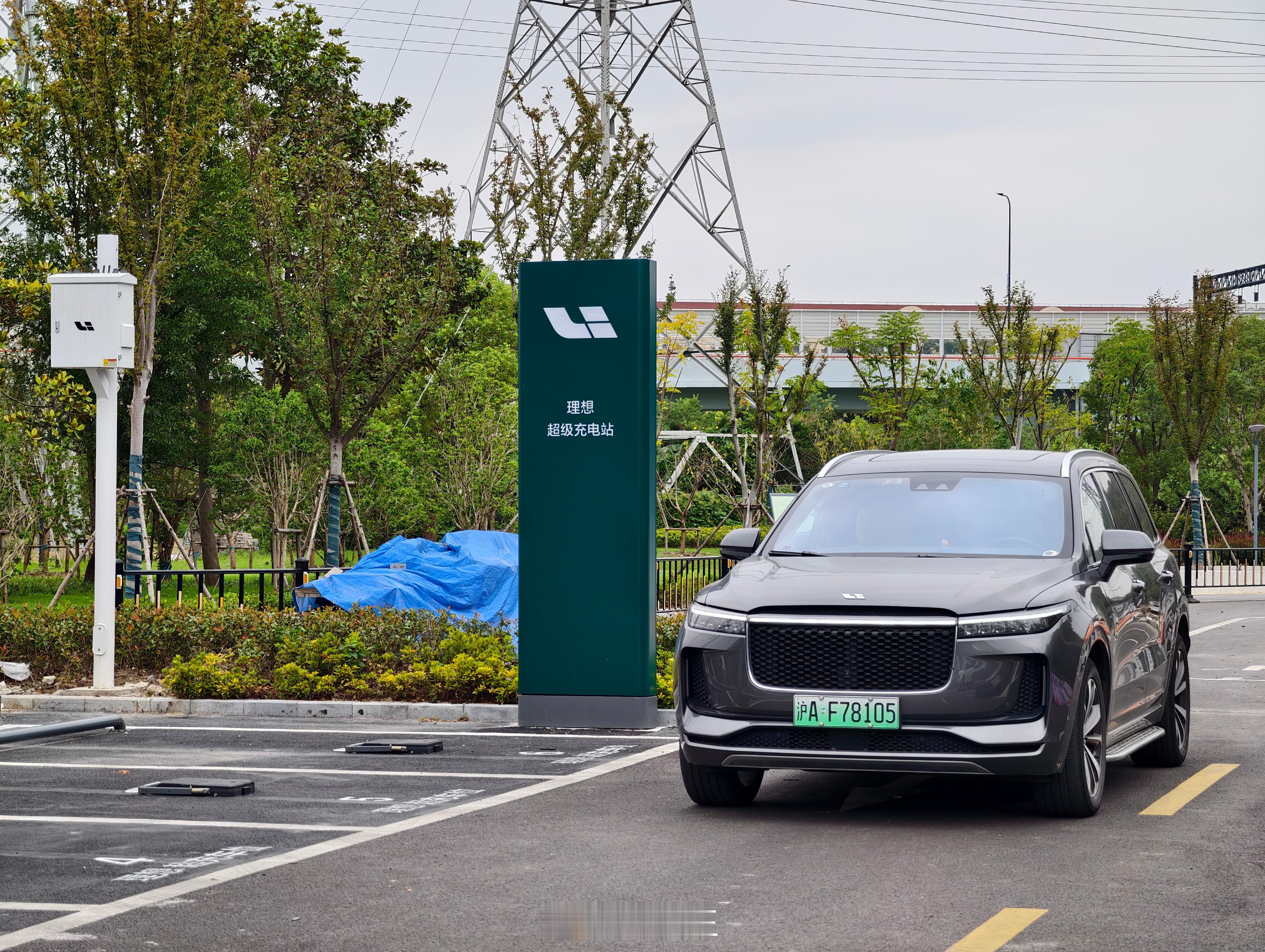 今天又去家门口那个建成一年多，然而通电遥遥无期的大型超充站视察了下[笑cry]。
