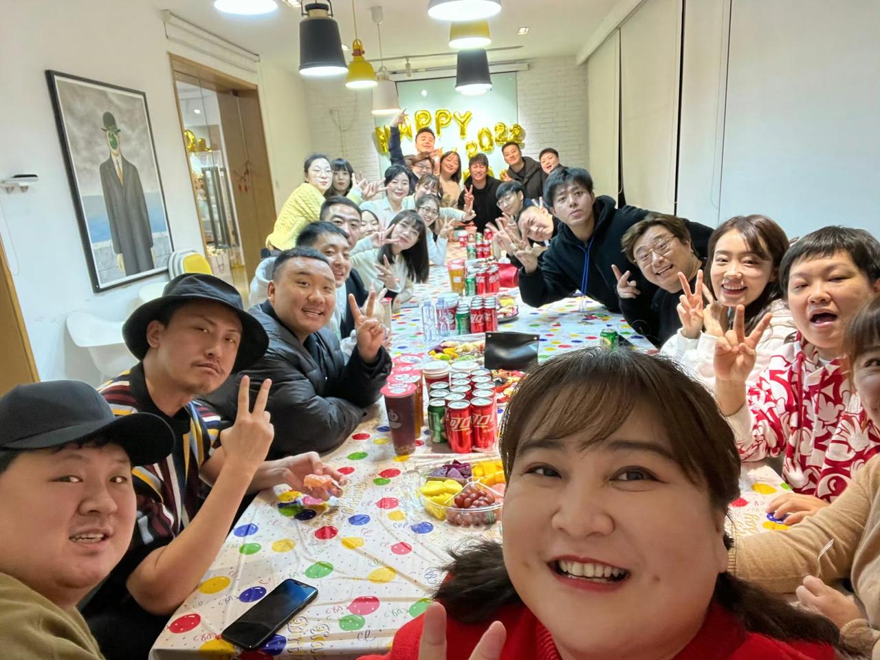 那年，贾玲刚转型当导演，首部电影《你好，李焕英》，票房就获得了54.13亿。
