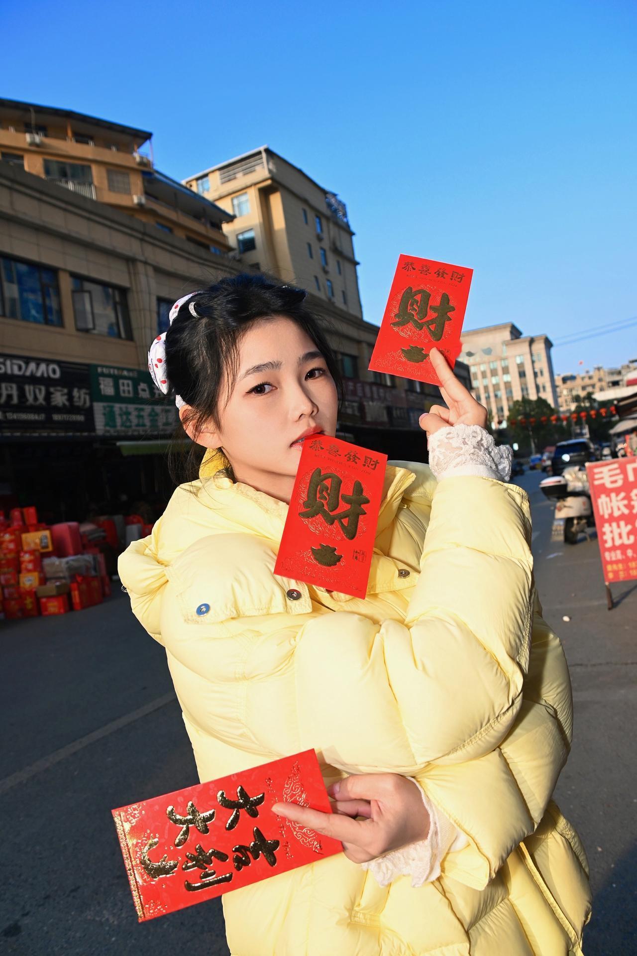 路边小店也能拍出大片！新年了带上你的工具人来组春节照片叭
道具：可以准备糖葫芦，