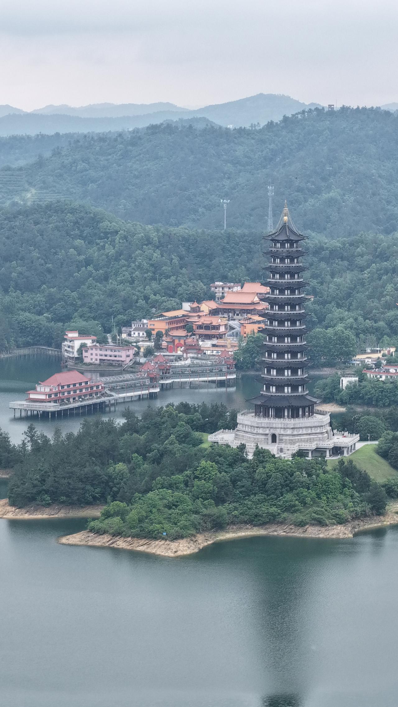 新洲道观河：万佛塔与报恩禅寺的同框之美
新洲道观河风景区，藏着一幅禅意与山水交融