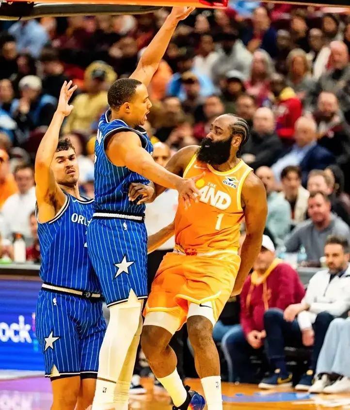 3月25日，骑士主场对魔术，首节落后7分却逆转大胜，这悬念差点让球迷心脏停跳。