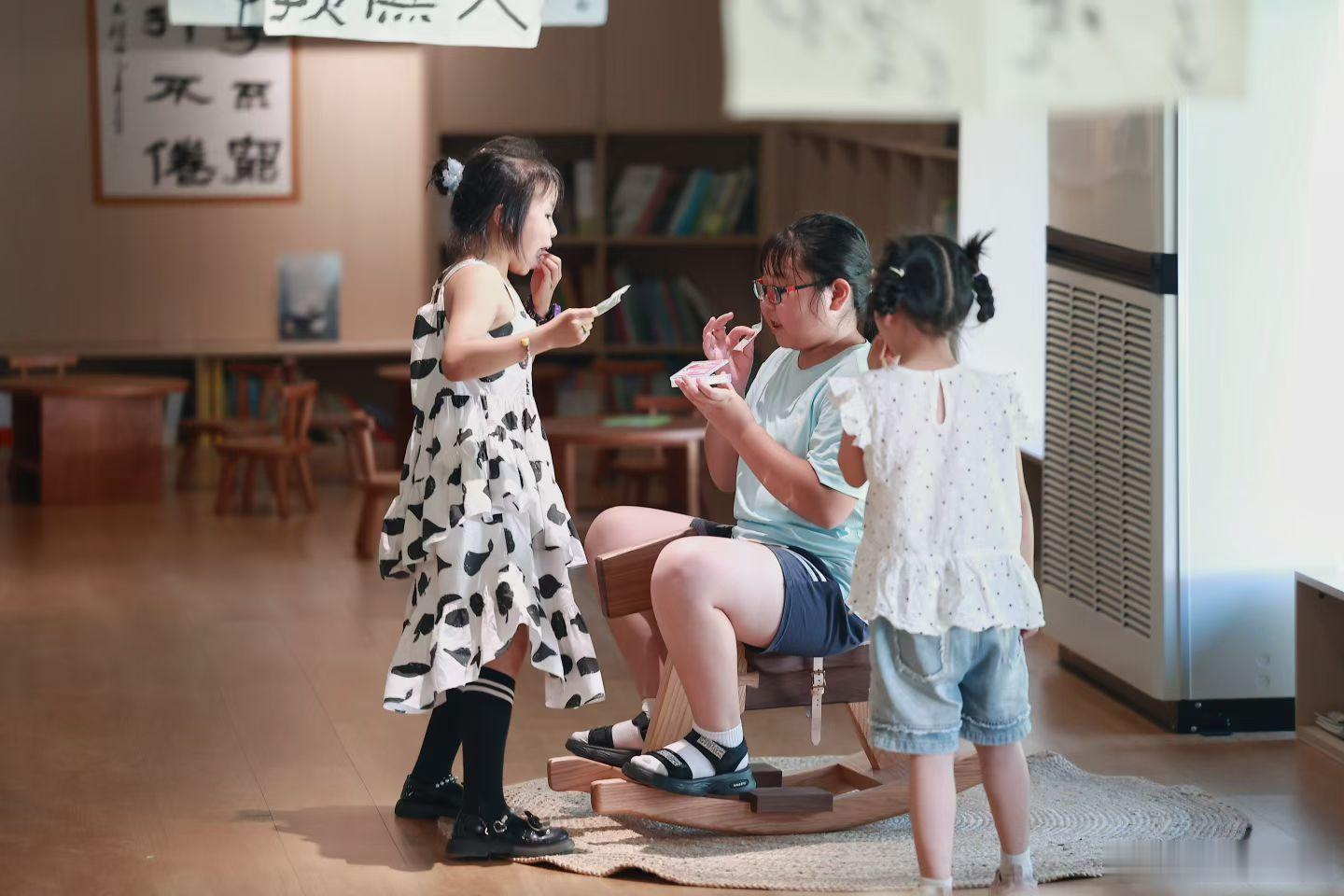 在大太阳的「台风天」，我们和全国各地的年轻朋友们相聚在岛上书店，一起唱《凤凰花开