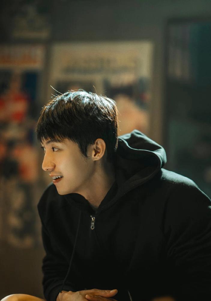 昨晚我把遥控器狠狠摔在茶几上，指着电视屏幕骂了一句太狠心，这部爆款剧我实在扛不住