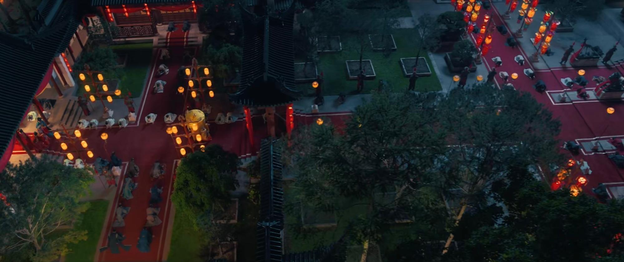 看图一这满院子枝稠叶翠的，置景人员应该没看原著吧，书中第十七十八回：“柳杏诸树虽