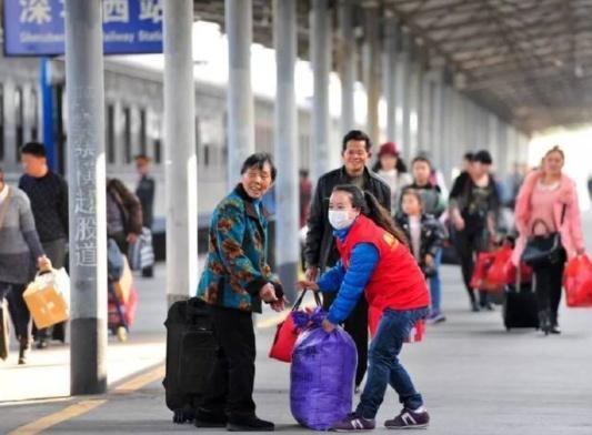 近年来，“反向过年”成为越来越多年轻人的新选择：不再是自己回老家，而是把父母接到