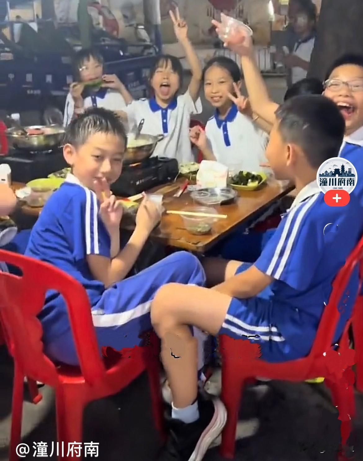 近日，广东深圳坪山孔先生和同事在一火锅店聚餐，留意到邻桌坐着十来个四年级的小朋友