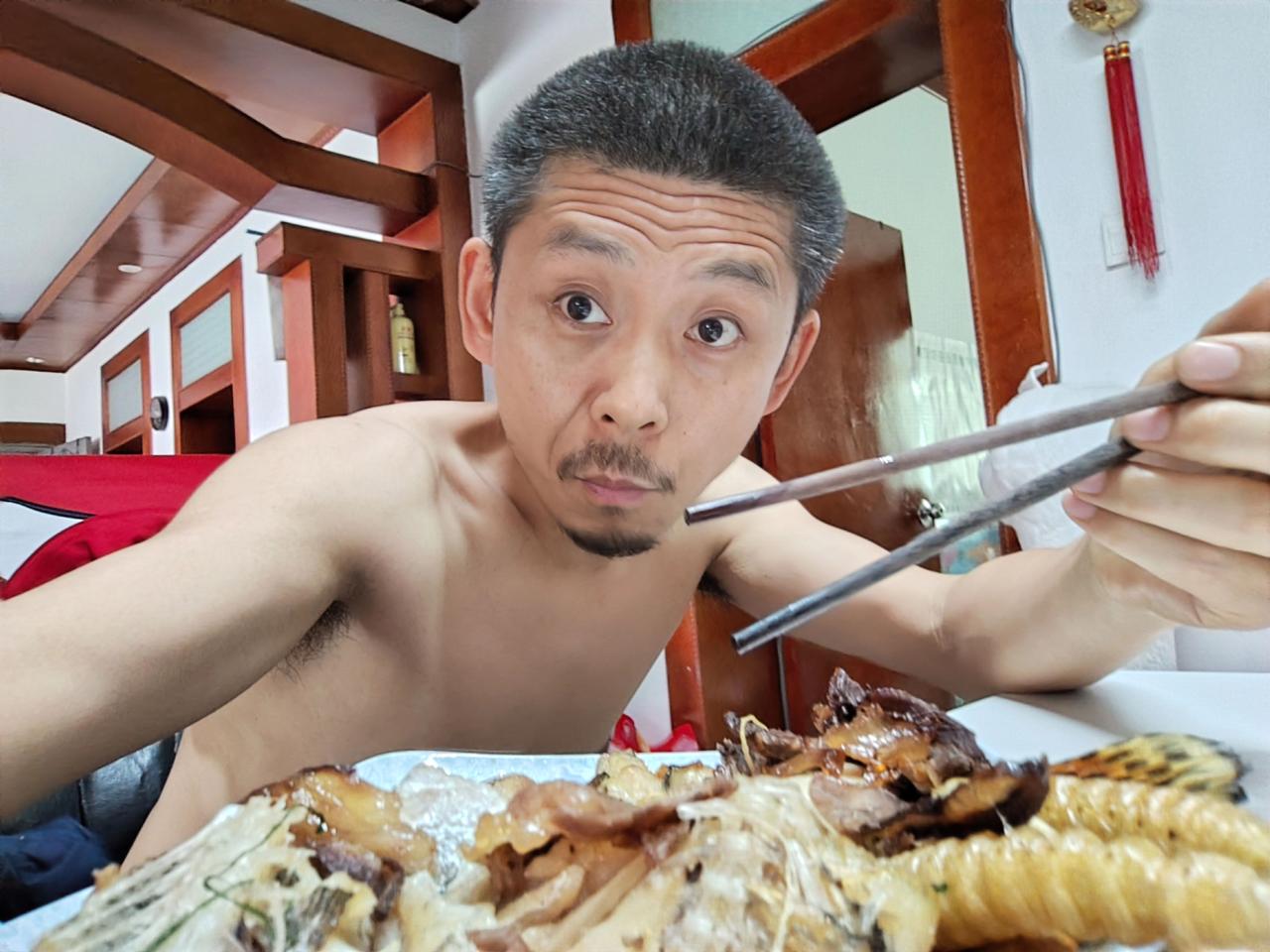 世界上最能让我开心的两件事，一件是饿了就吃，一件是困了就睡，其次就是运动和读书，