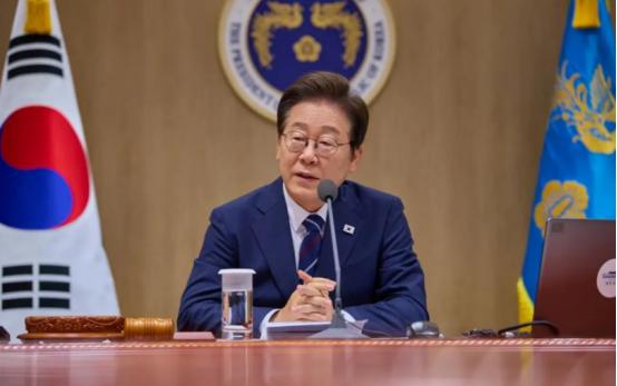 别看韩国总统李在明经常笑嘻嘻的，他其实是一个“狠人”！
 
很多人看李在明，总觉