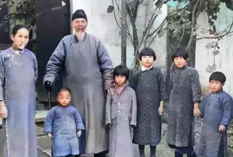 大错特错！为啥很多人都以为齐白石是个没有文化、出身木匠、自学成才的画家？
齐白石