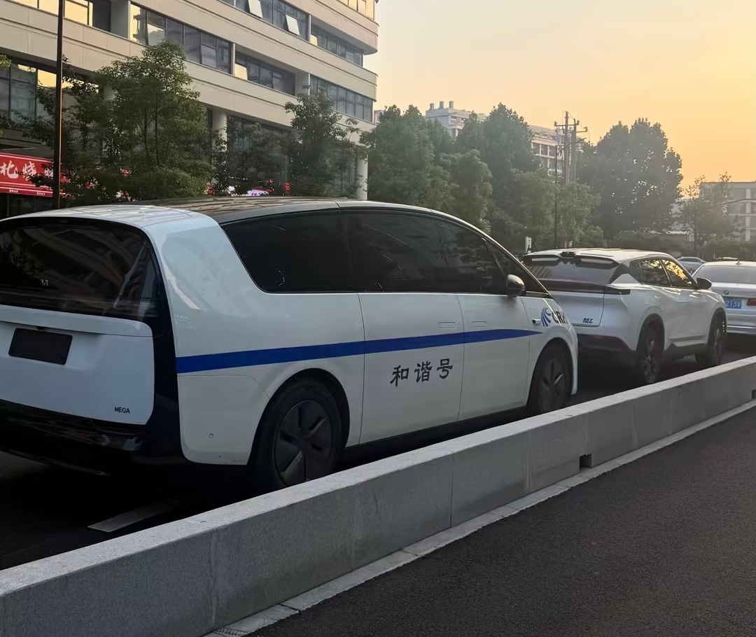 请注意：您的和谐号列车已到站，请及时检票上车。咱就是说理想车主也太有才了，这属于