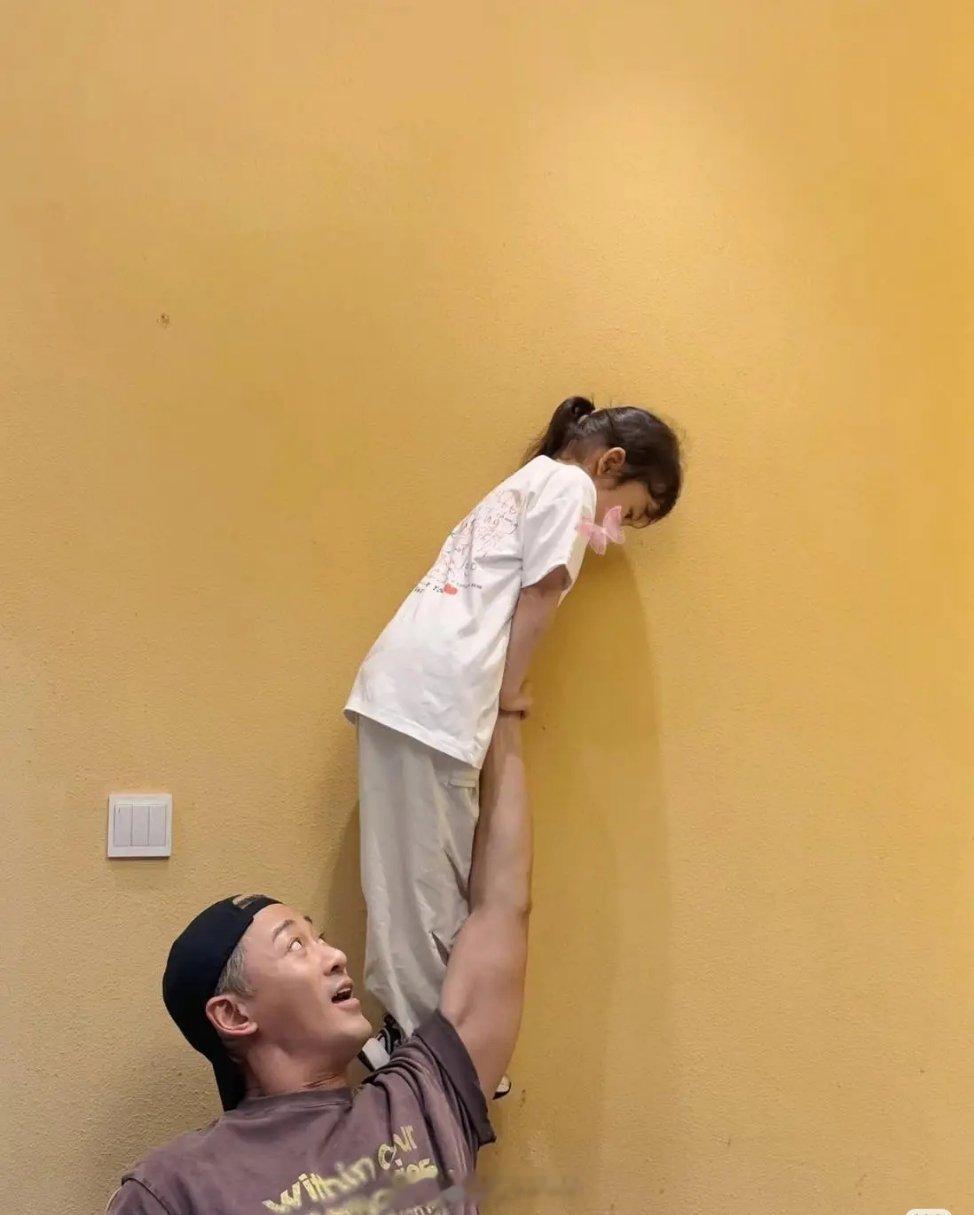 林峯与张馨月5岁女儿近照张馨月在社交平台更新女儿Luna与林峯的合影，配文“和爸