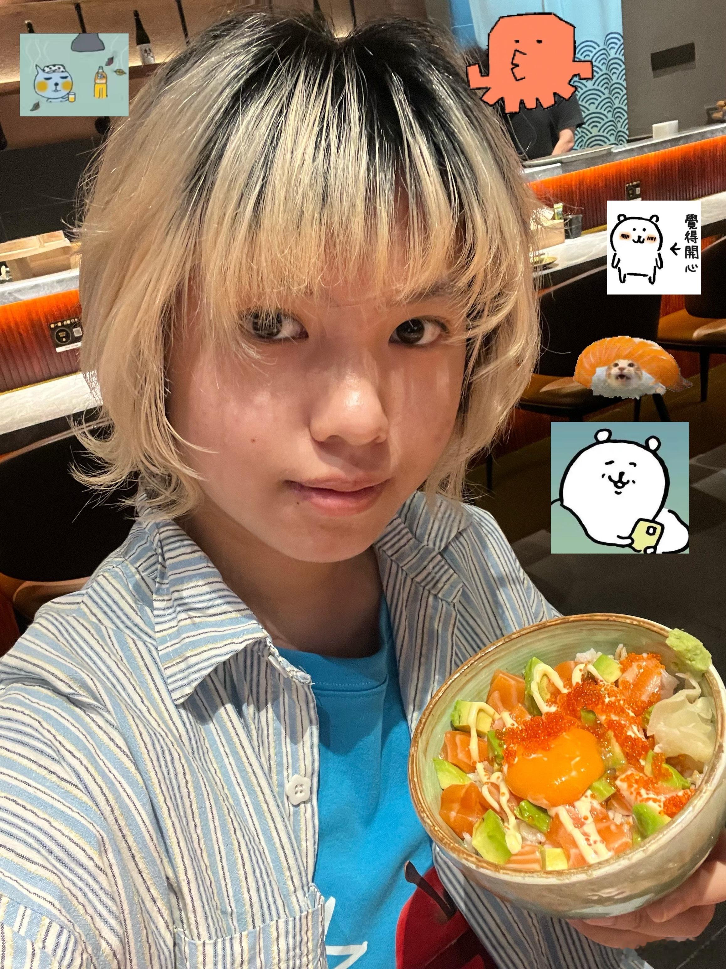 剪完头大概又自拍了50张吧。 ​​​