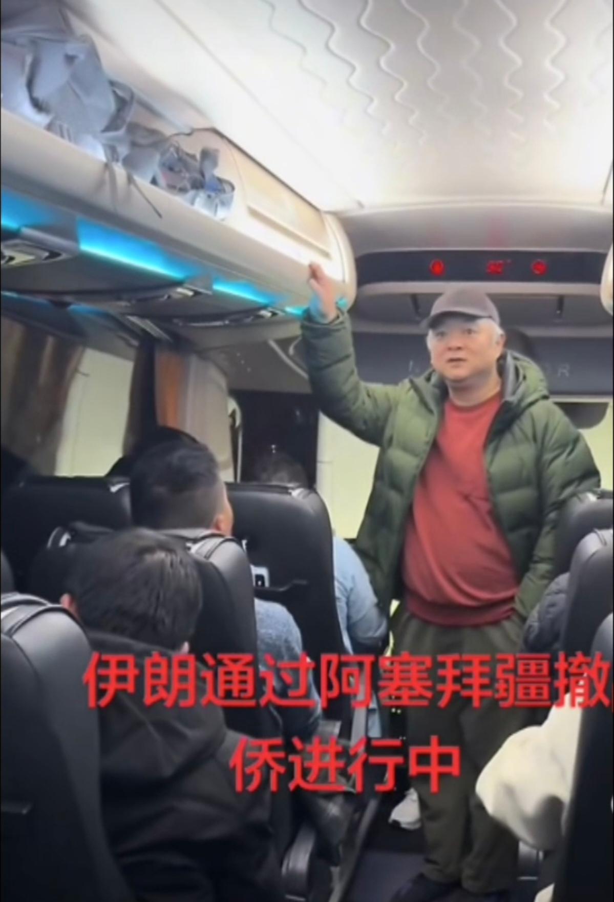 白发者中国驻阿塞拜疆领事李琦在撤侨大巴上的讲话。 各位同胞，大家一路辛苦了。 我