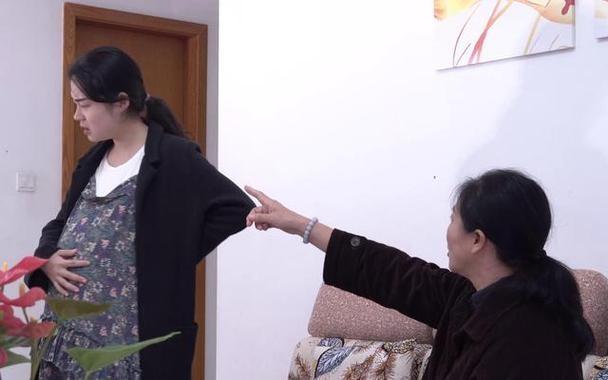 我儿媳给我30000块钱，说是2024年一年看孩子的辛苦费，我问她生活费呢？儿媳