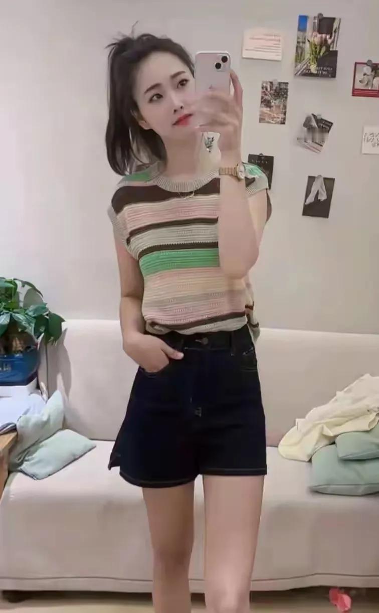 在那个温暖的春夜，李阳和苏瑶的爱情故事悄然绽放。李阳，一个沉稳内敛的男子，总是默