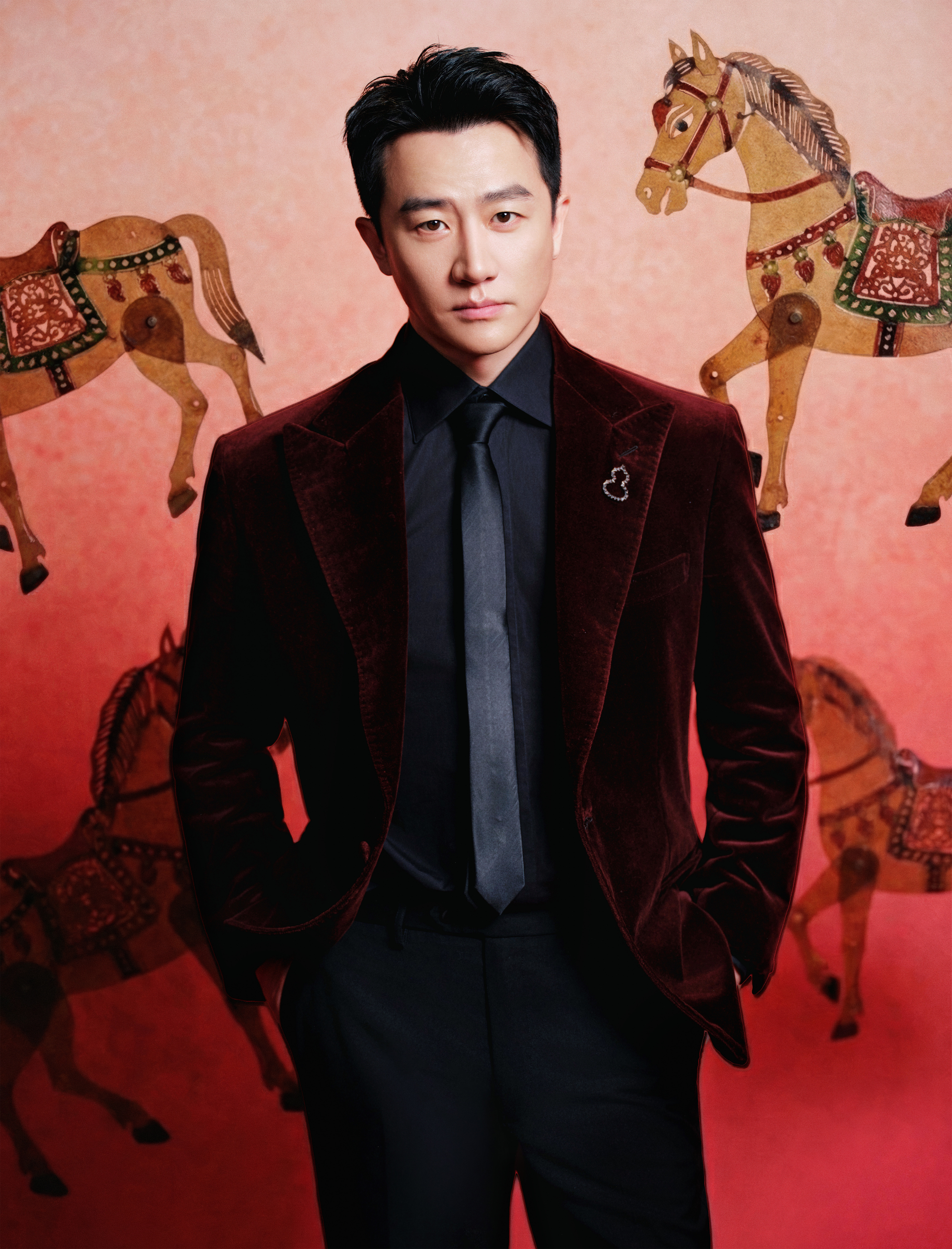 黄轩 今天是酒红色第三次登上春晚的选择了酒红色复古丝绒西服，喜庆又沉稳有质感，不