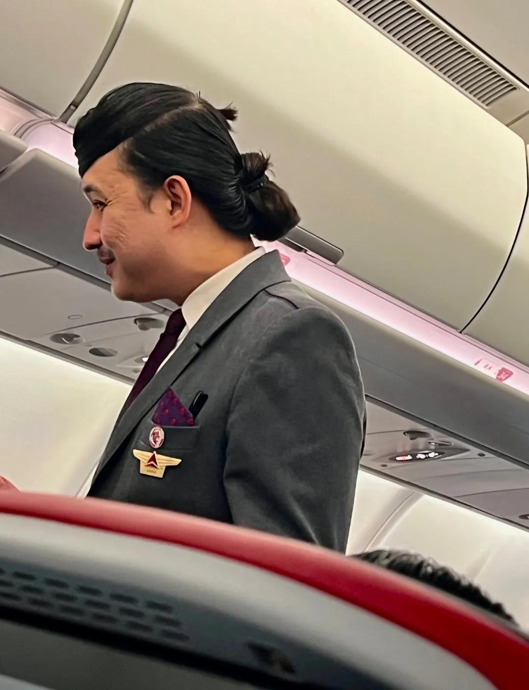 看后背以为是个漂亮的空姐，一转身原来是个大老爷们儿！这空少的发型也太出彩了！