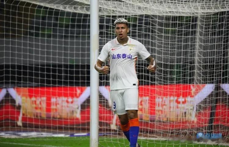 上海夺冠！泰山1-1海港，泰山自己葬送了好局，多打一人为啥自己脑子不好使了，所以