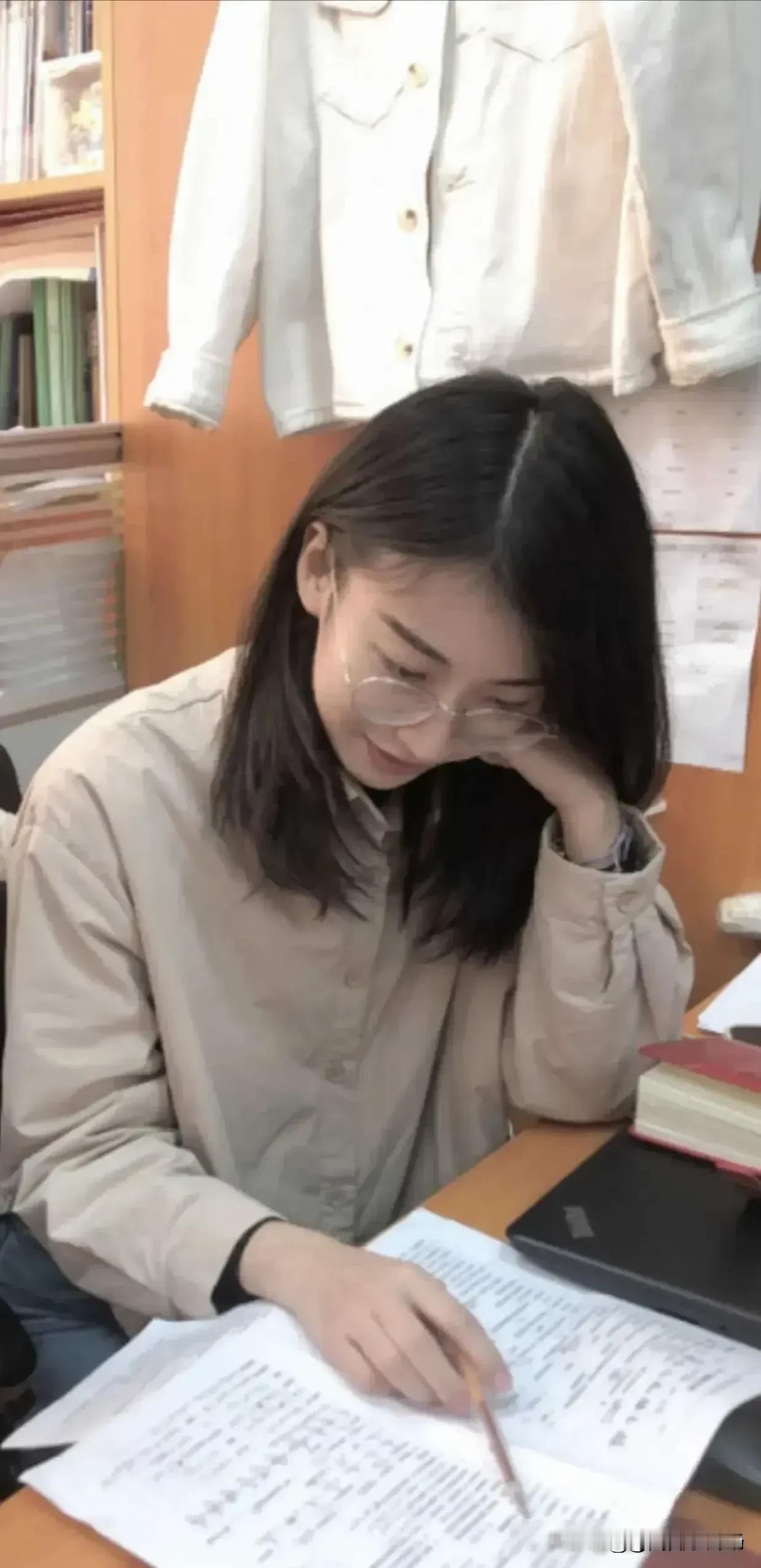 #上海一女老师被举报出轨16岁学生，教育局：还在调查# 听说张越老公很冷静，发现